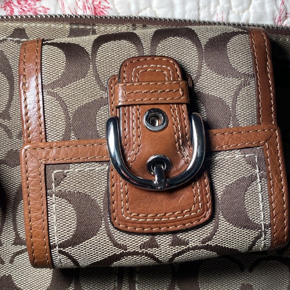 Coach HOBO Bag and Matching Wallet. Y2K and looking great./1 owner. Auth/Coach - Picture 12 of 16